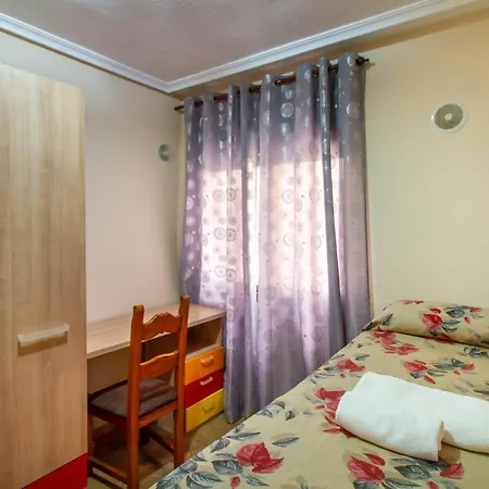 3 Bedroom Gorgeous In Апартаменти